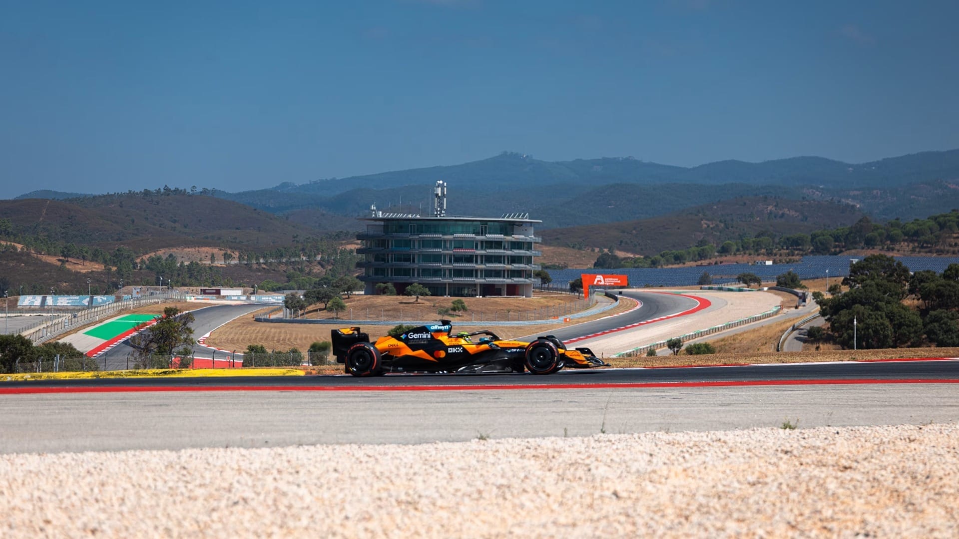 McLaren faz testes em Portimão antes da pausa de verão