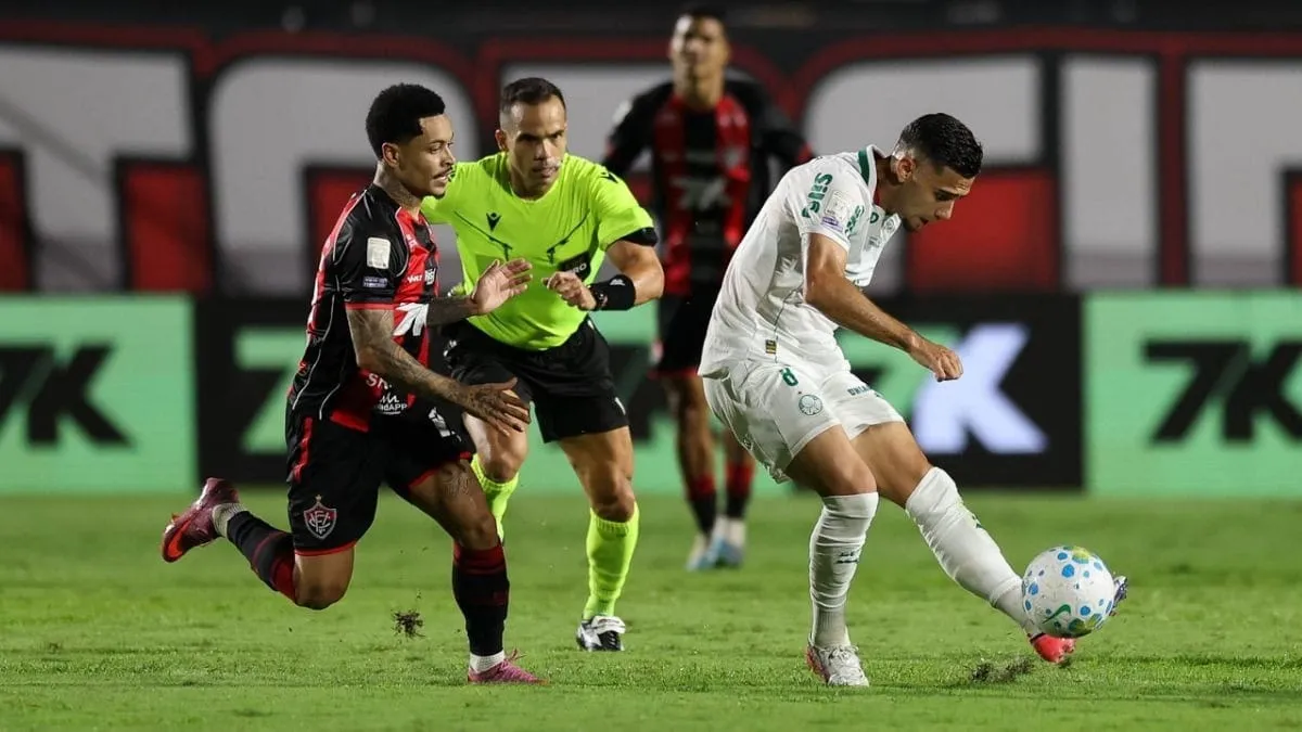 Palmeiras e Vitória fizeram jogo polêmico pelo Brasileirão