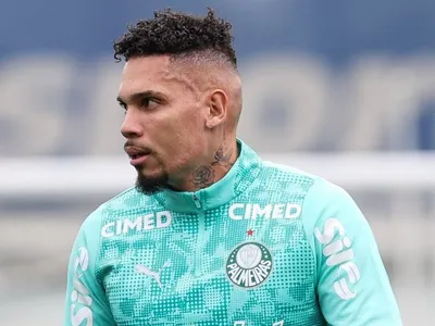 Paulinho volta aos treinos e pode reforçar o Palmeiras na Copa do Brasil