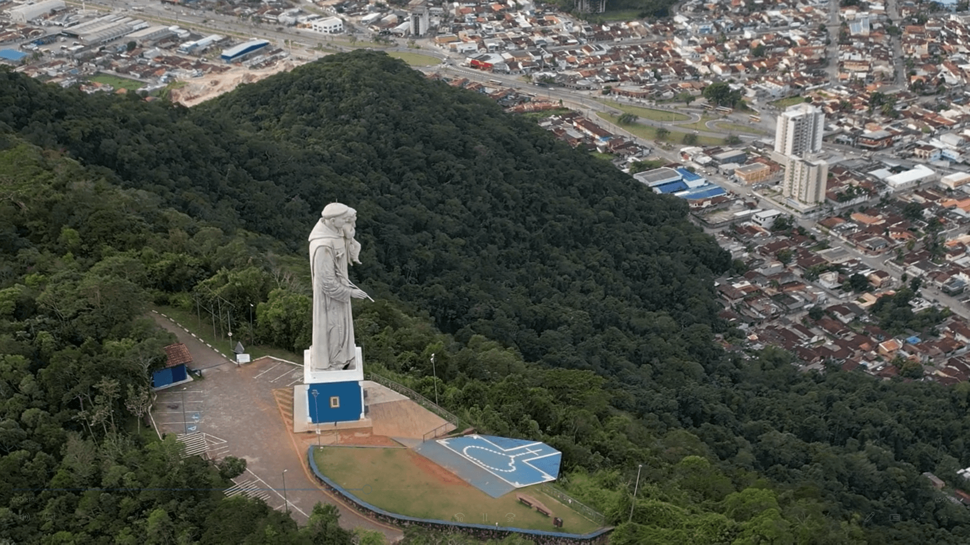 Ventania danifica estátua de Santo Antônio e interdita morro em Caraguá - QTU Questões do Universo