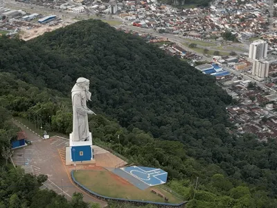 Ventania danifica estátua de Santo Antônio e interdita morro em Caraguá
