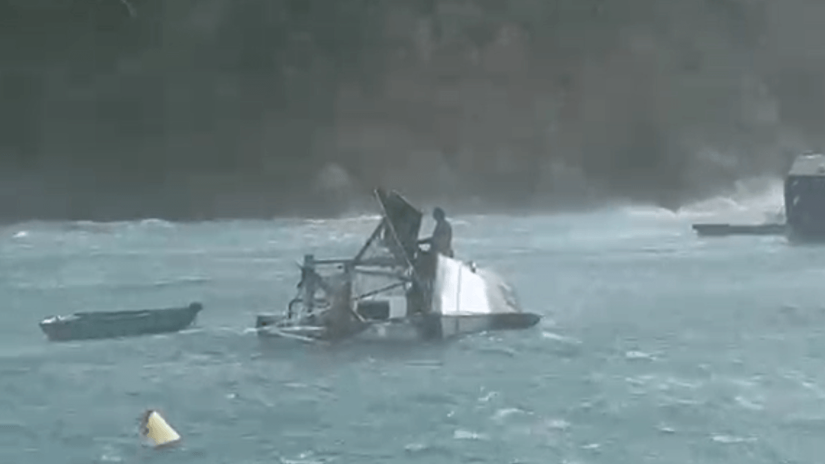 Vídeo mostra pescador pendurado em barco durante naufrágio em Ilhabela