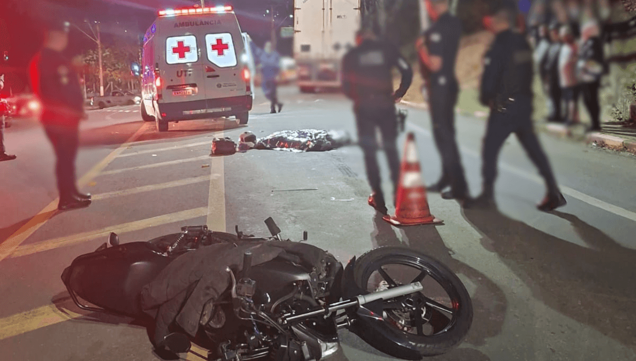 Motociclista morre após tentar ultrapassar caminhão e bater em outra moto