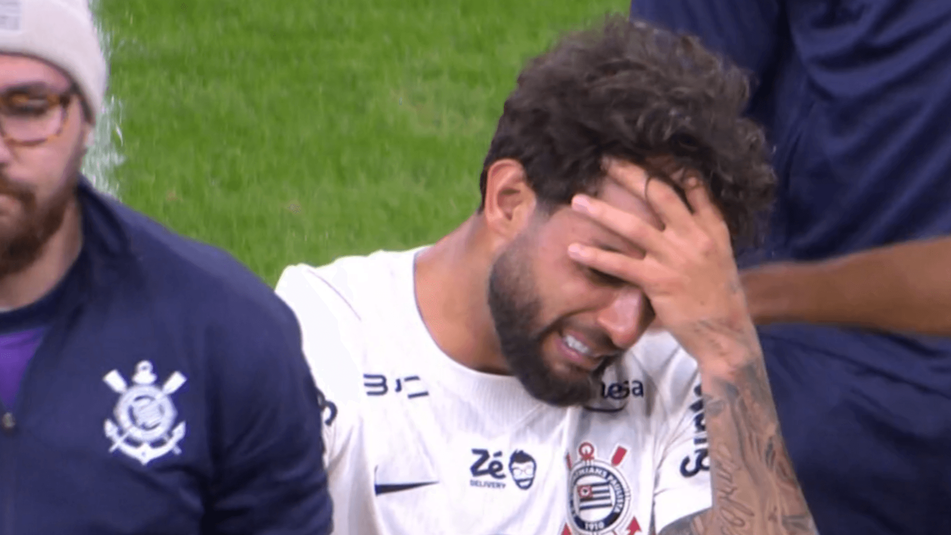 Yuri Alberto sente a coxa, sai chorando e preocupa o Corinthians