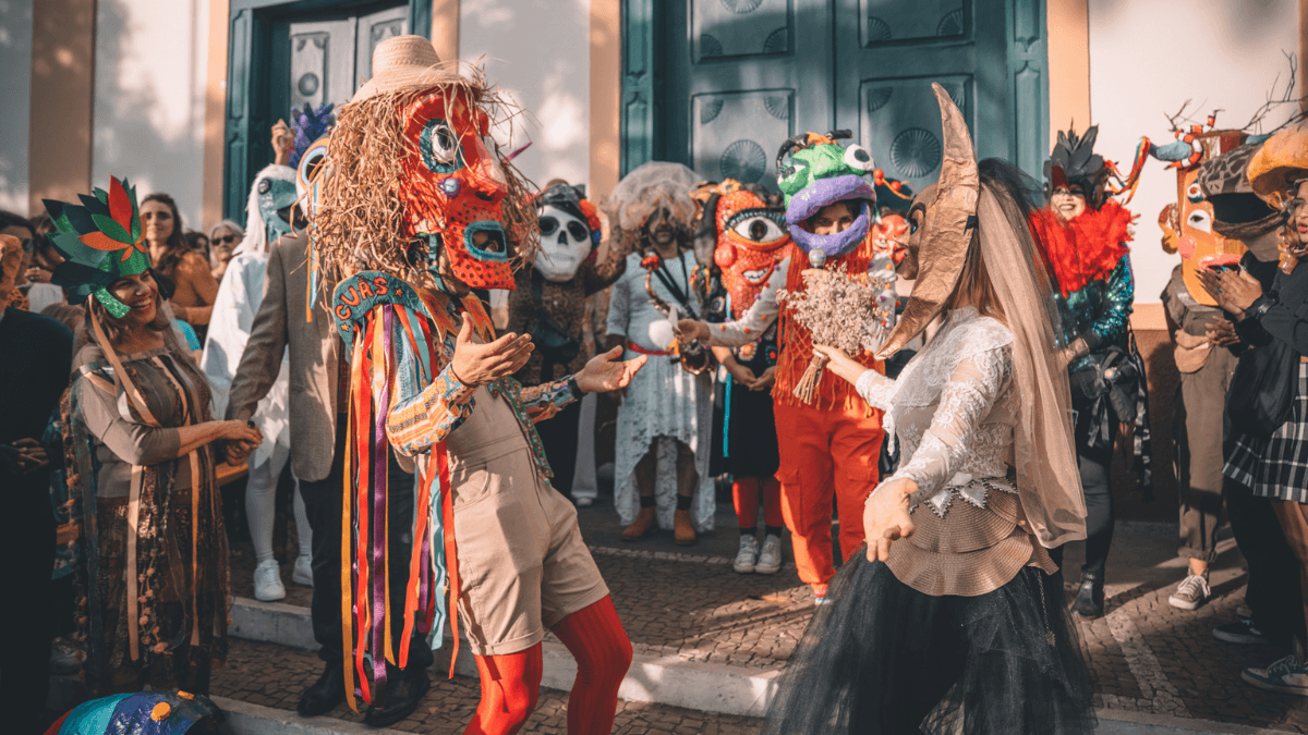 Cunha recebe 5ª edição do Arraial Surreal com cortejo de máscaras e teatro - QTU Questões do Universo