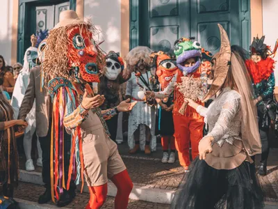Cunha recebe 5ª edição do Arraial Surreal com cortejo de máscaras e teatro