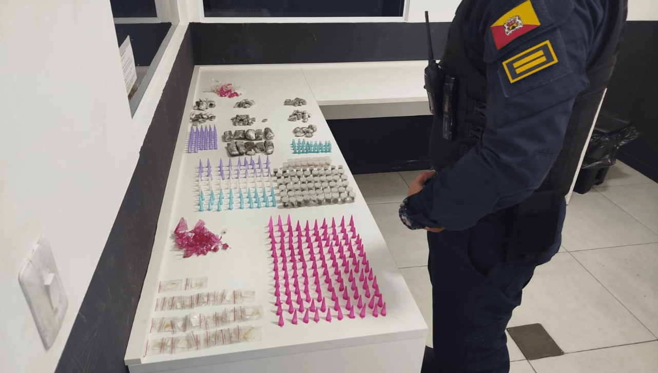 GCM prende homem e apreende 620 porções de drogas em Sorocaba - QTU Questões do Universo