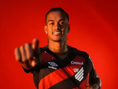 Athletico anuncia atacante colombiano Kerwin Vargas