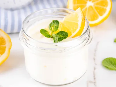 Veja como preparar uma mousse de iogurte com mel simples e saudável