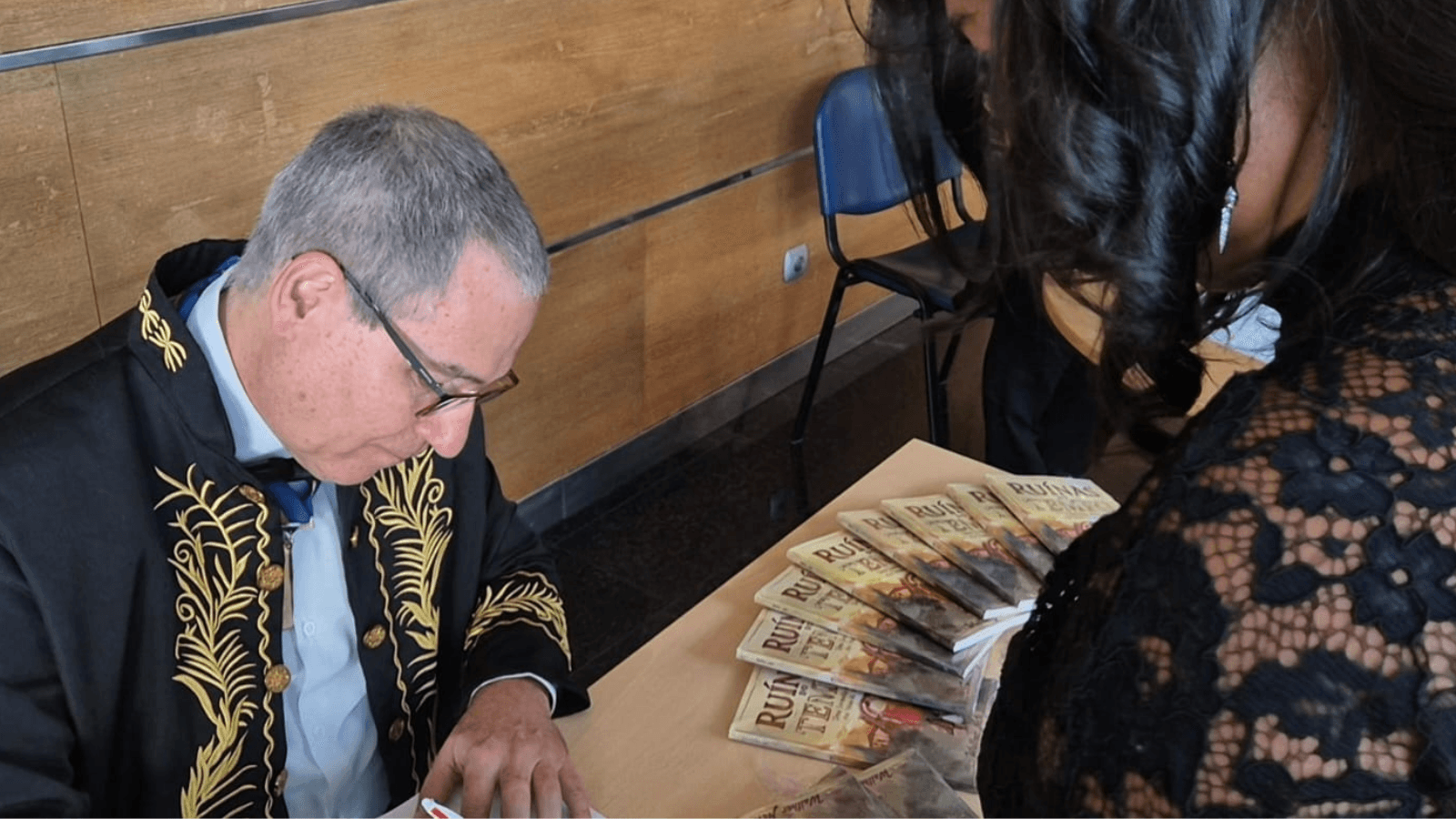 Escritor e diretor Walther Neto lança o livro Ruínas do Tempo em Portugal - QTU Questões do Universo