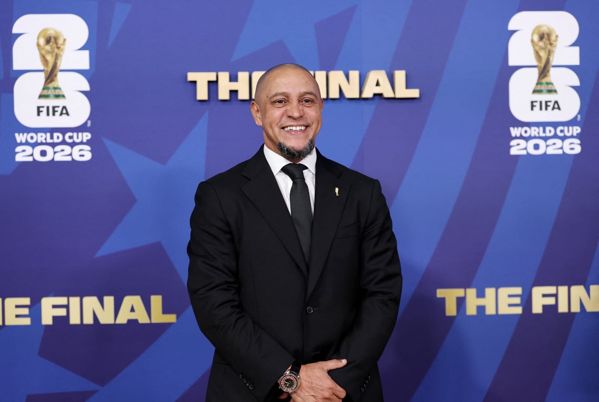 Roberto Carlos se desculpa com torcida do Palmeiras por jogar no rival