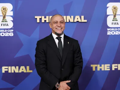 Roberto Carlos se desculpa com torcida do Palmeiras por jogar no rival