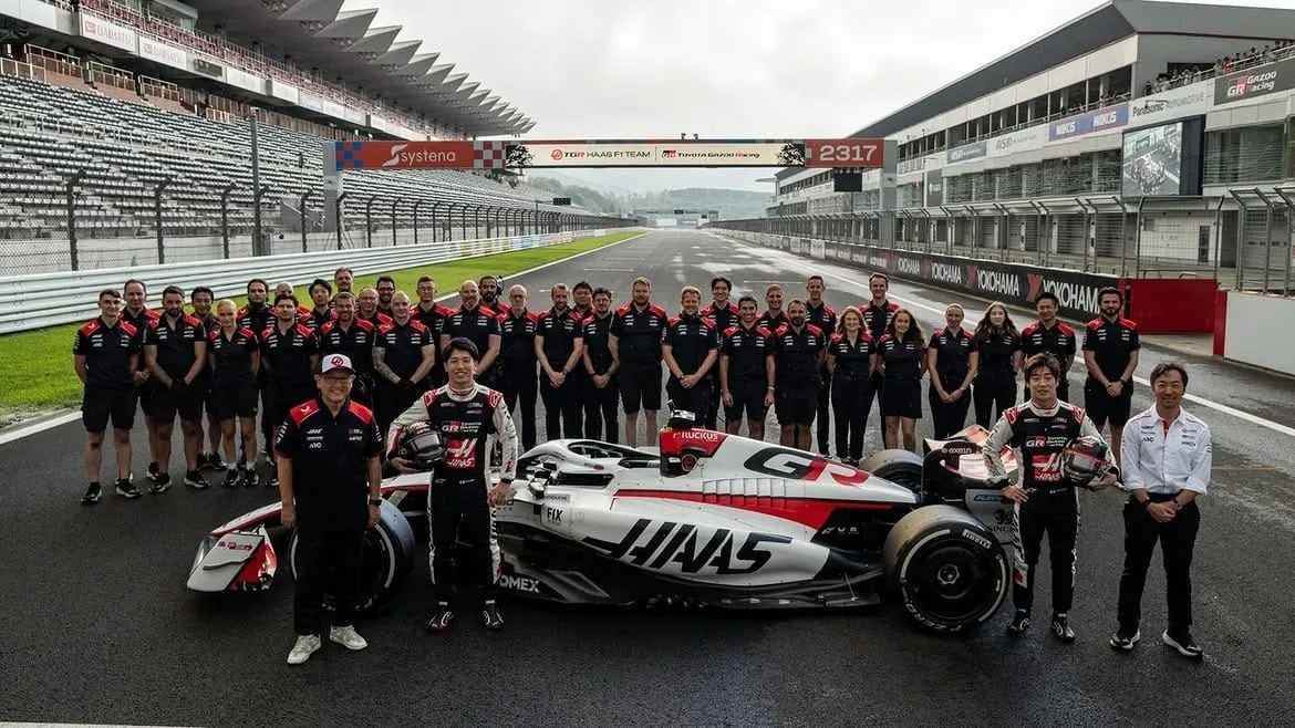 Sho Tsuboi e Nirei Fukuzumi pilotaram o carro da Haas em Fuji, Japão