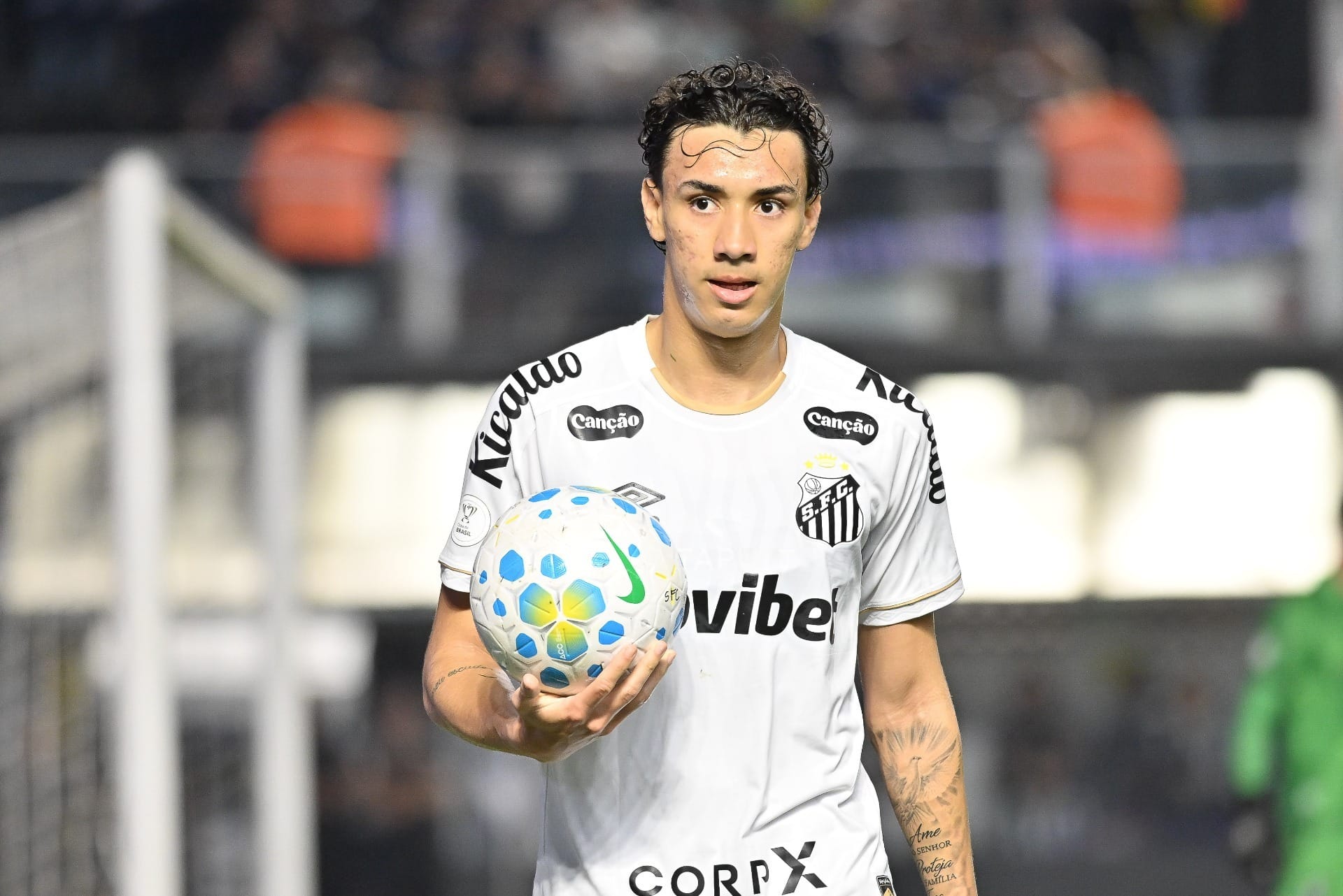 Torcida vaia, e meia do Santos concorda: "A gente sai p... também"