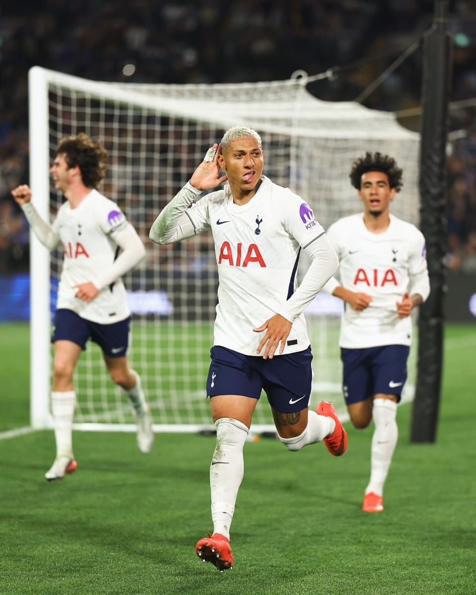 Estêvão marca, mas Richarlison garante vitória do Tottenham em amistoso