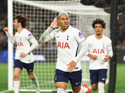 Estêvão marca, mas Richarlison garante vitória do Tottenham em amistoso