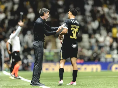 Meia minimiza tropeço e cobra vitória do Galo: "Chegar e classificar"