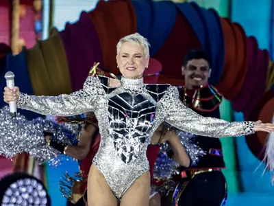 Xuxa rebate críticas por roupas em turnê: "Etarismo e machismo"
