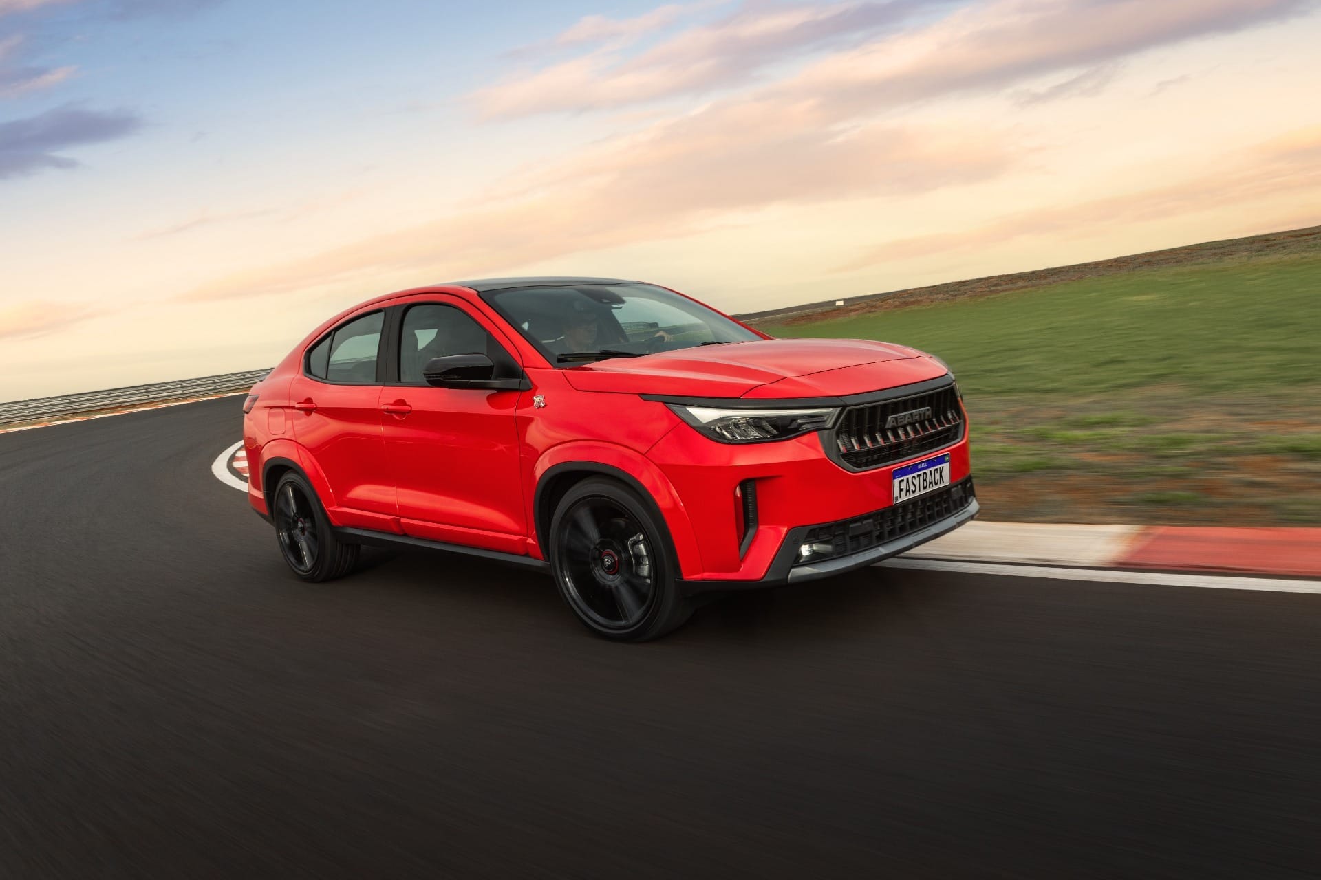 Fiat corta até R$ 27 mil em SUVs Abarth em guerra por consumidores - QTU Questões do Universo