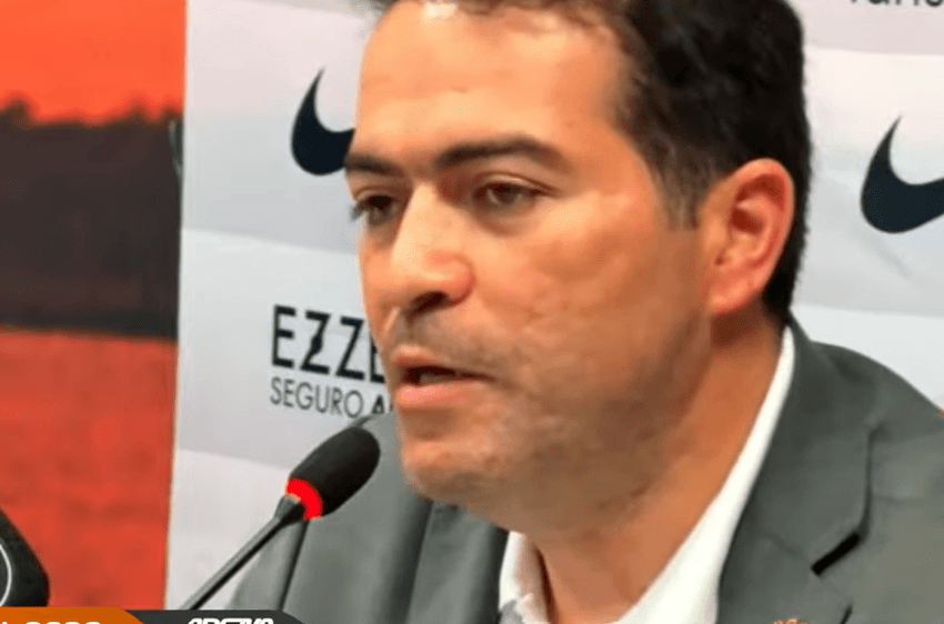 Diretor do Corinthians blinda elenco após derrota e ataca árbitro