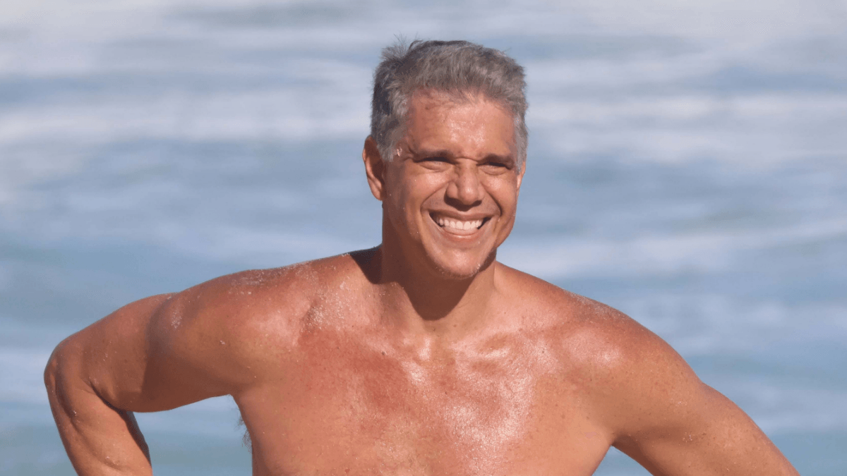 Marcio Garcia esbanja boa forma em praia de São Conrado ao lado da família - QTU Questões do Universo