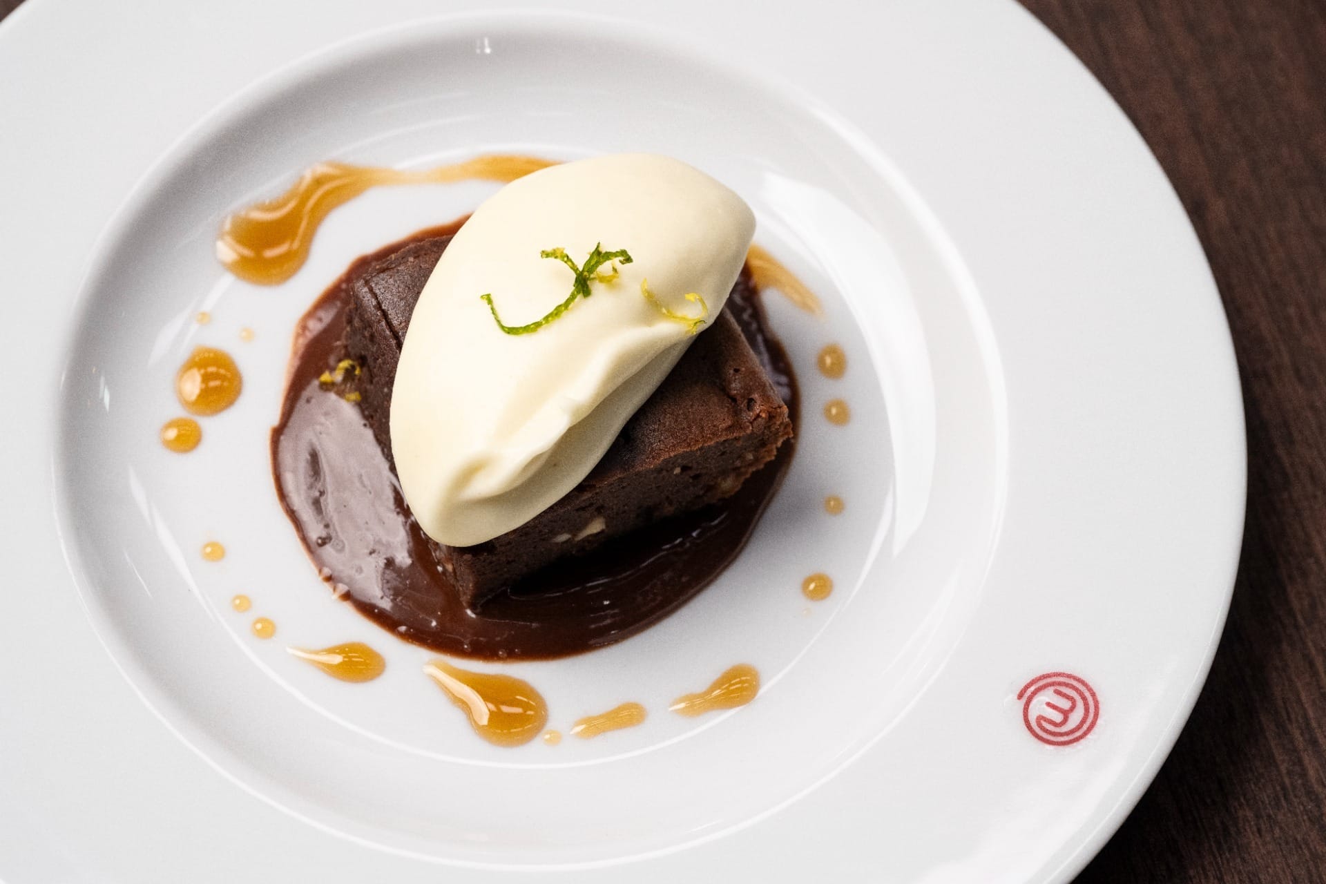 Brownie com namelaka de cupuaçu, ganache e redução de tucupi negro | Band Receitas