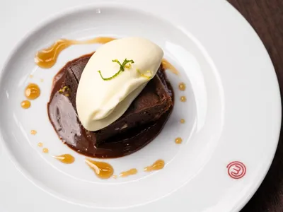 Brownie com namelaka de cupuaçu, ganache e redução de tucupi negro | Band Receitas