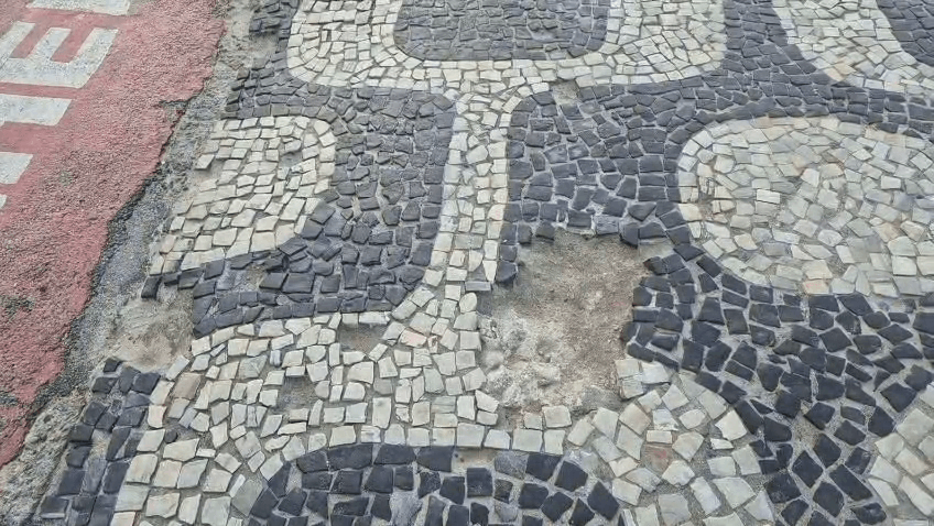 Novos buracos aparecem no calçadão de Ipanema uma semana após reparos - QTU Questões do Universo