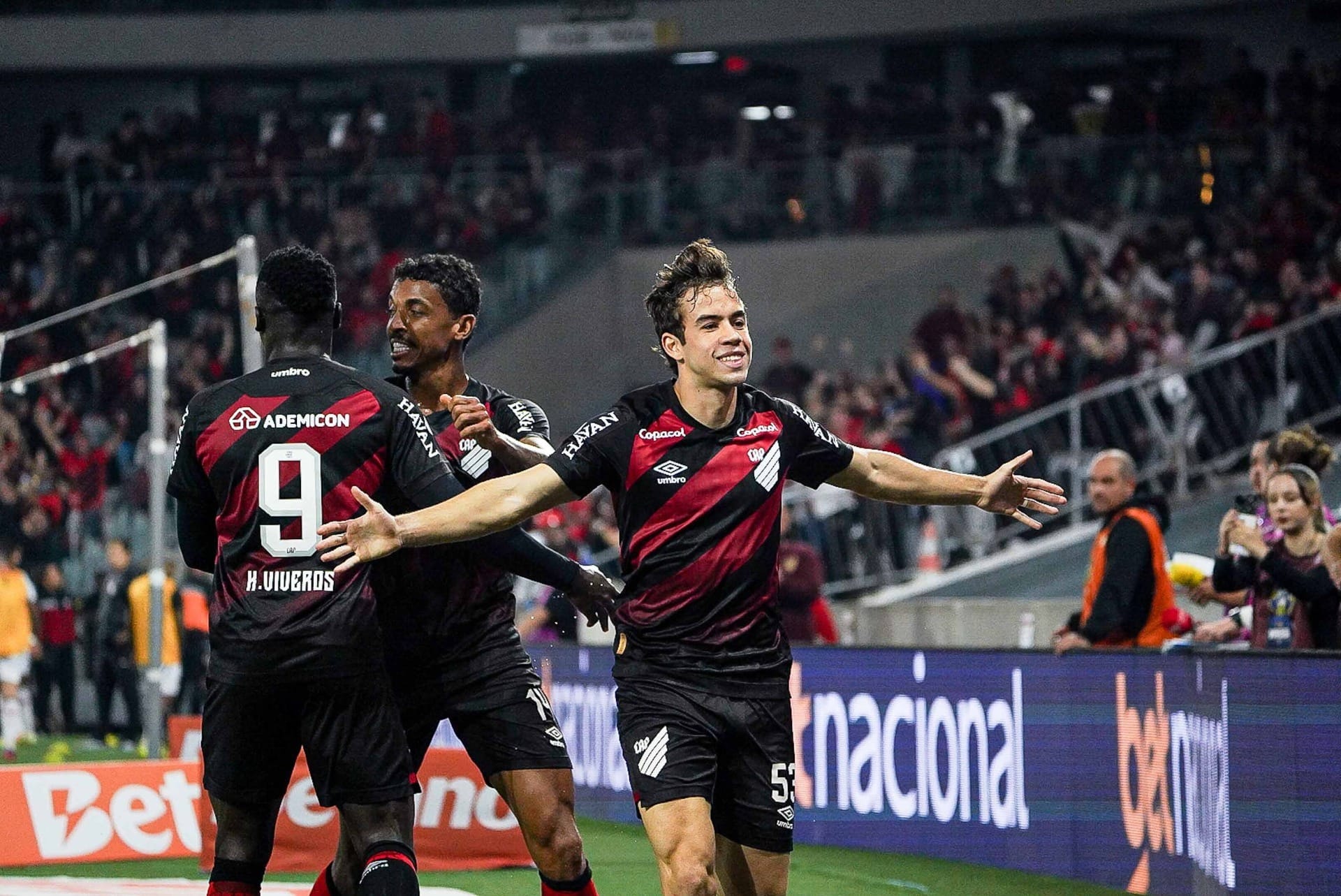 Athletico-PR vence Vitória e tem boa vantagem por vaga na Copa do Brasil