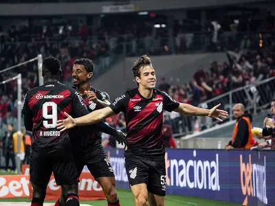 Athletico-PR vence Vitória e tem boa vantagem por vaga na Copa do Brasil