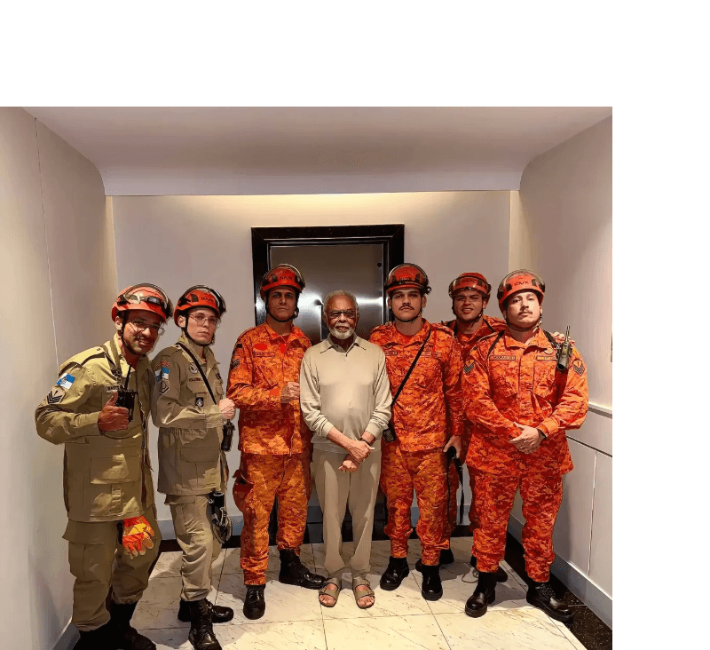 Bombeiros retiram Gilberto Gil de elevador após ficar preso em Copacabana - QTU Questões do Universo
