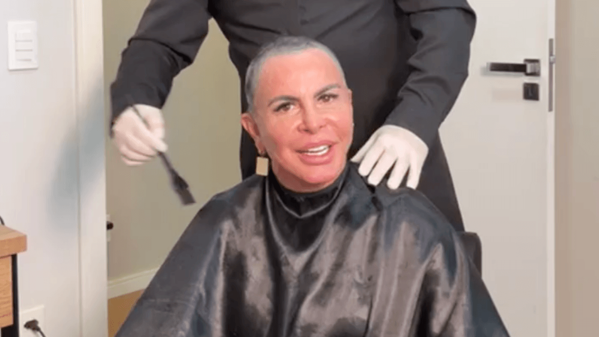 Aos 67 anos, Gretchen raspa a cabeça ao vivo para transplante capilar; veja