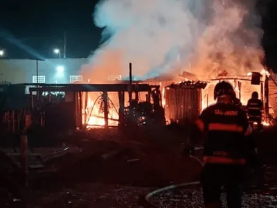 Incêndio destrói duas casas de madeira em Caraguatatuba; não houve vítimas