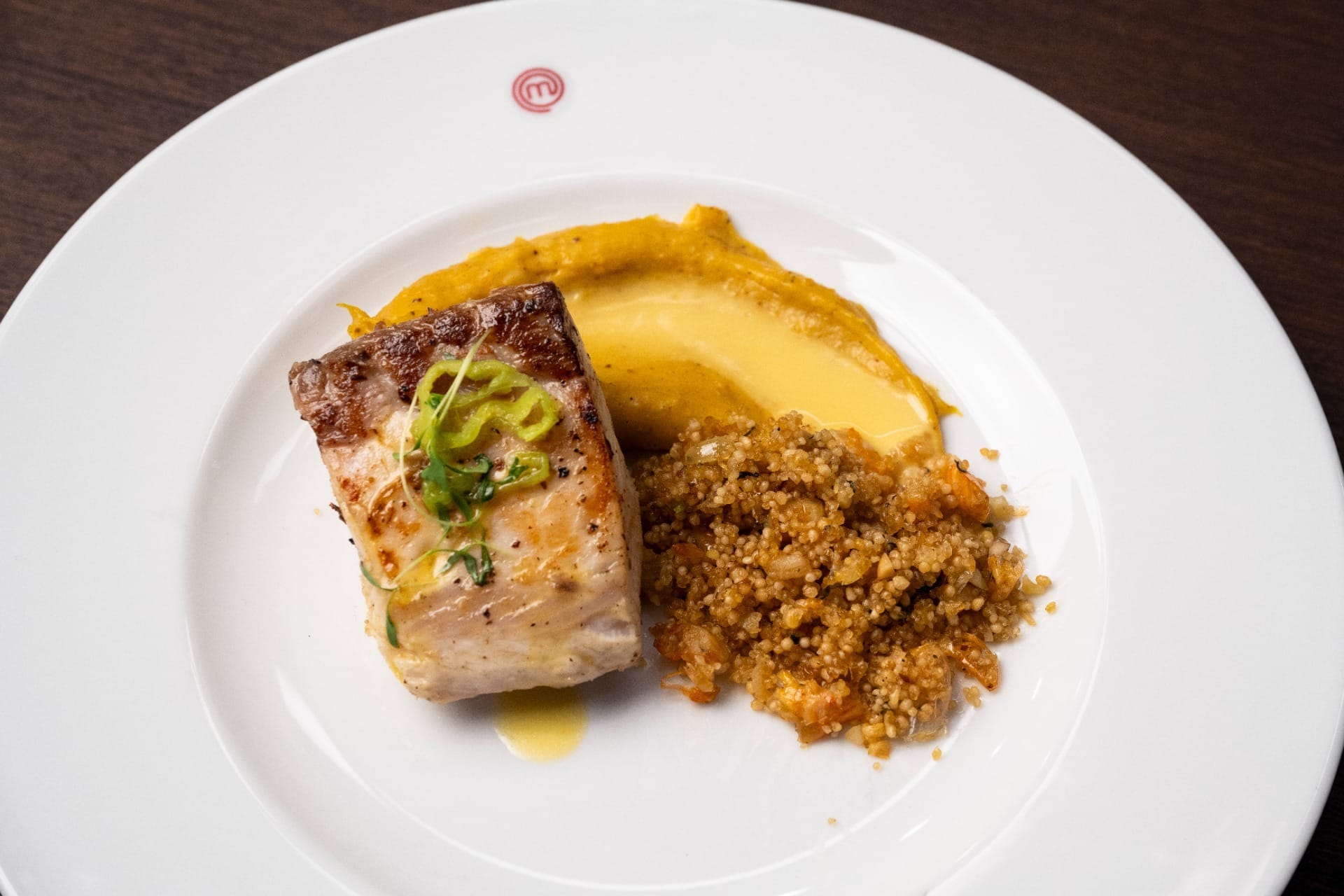 Pirarucu ao molho de tucupi com purê de banana-da-terra e farofa de uarini | Band Receitas