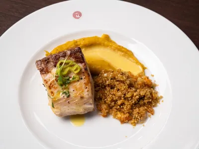 Pirarucu ao molho de tucupi com purê de banana-da-terra e farofa de uarini | Band Receitas