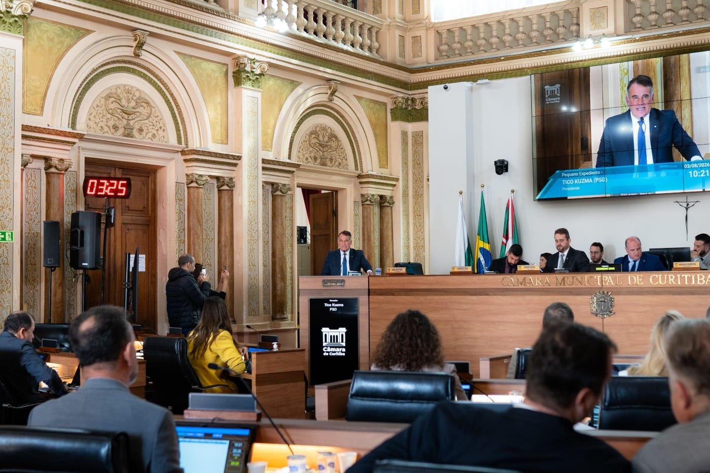 Justiça suspende apuração sobre rachadinha de vereador em Curitiba