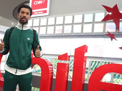 Vozinha manda recado à torcida do Colo-Colo após chegada ao Chile; assista