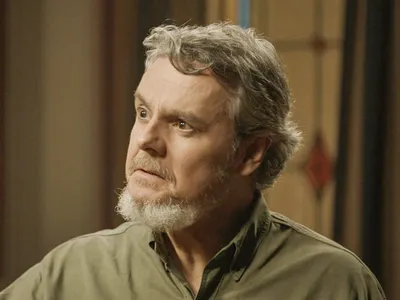 Quando morre o personagem de Cassio Gabus Mendes em "A Nobreza do Amor"?