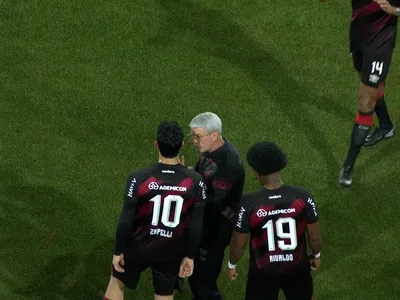 Zapelli volta ao Athletico e “farma aura” com a torcida