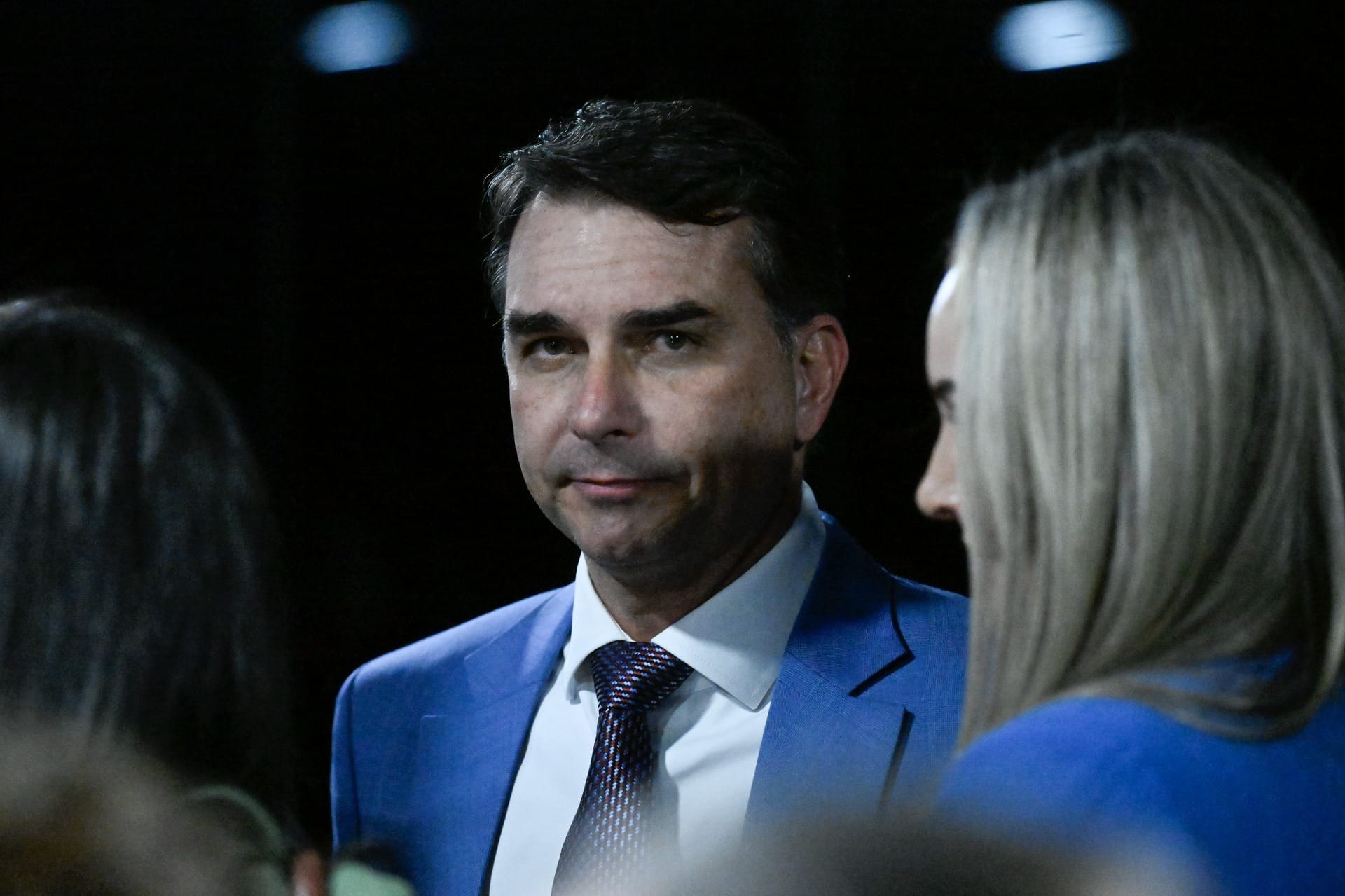 UFRJ nega pós de Flávio citada em perfis oficiais; campanha cita 'equívoco'