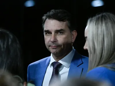 UFRJ nega pós de Flávio citada em perfis oficiais; campanha cita 'equívoco'