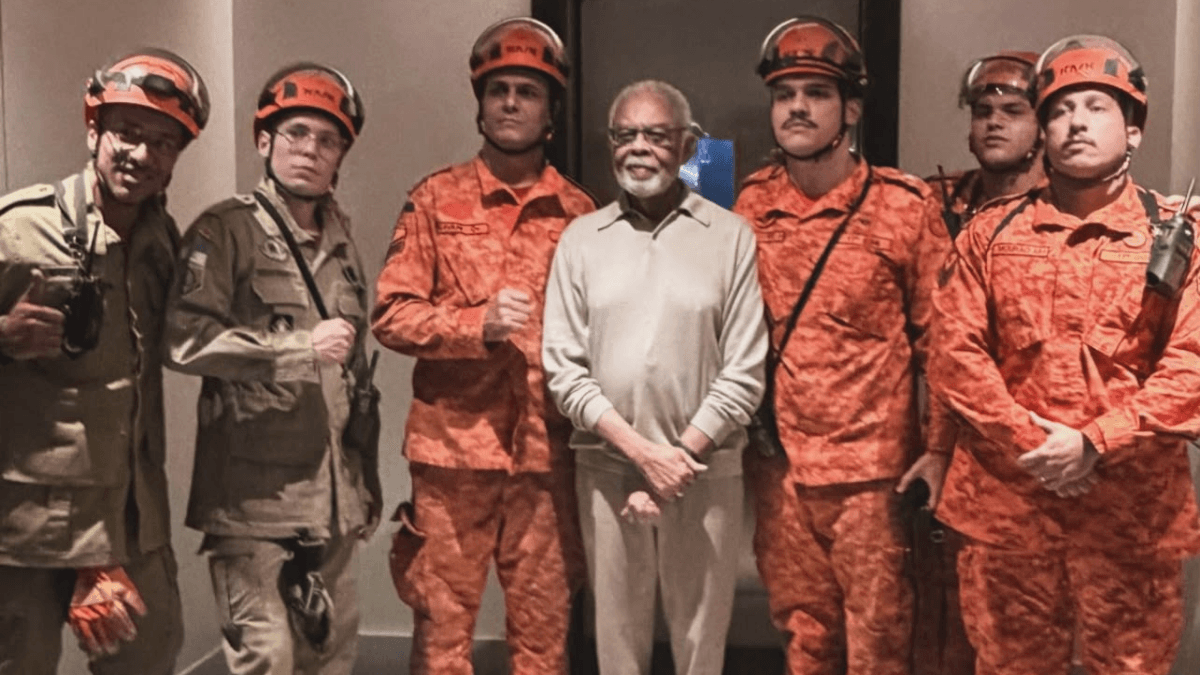 Gilberto Gil fica preso em elevador e é resgatado por equipe de bombeiros - QTU Questões do Universo