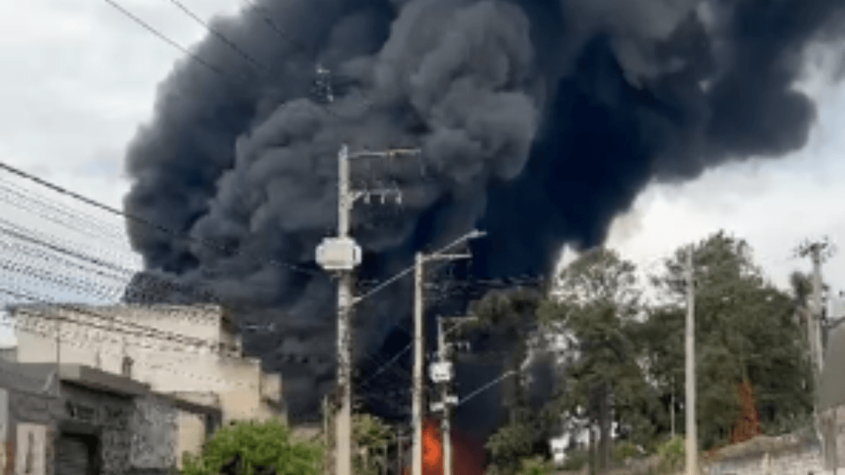 Incêndio de grandes proporções atinge indústria química na Grande SP - QTU Questões do Universo