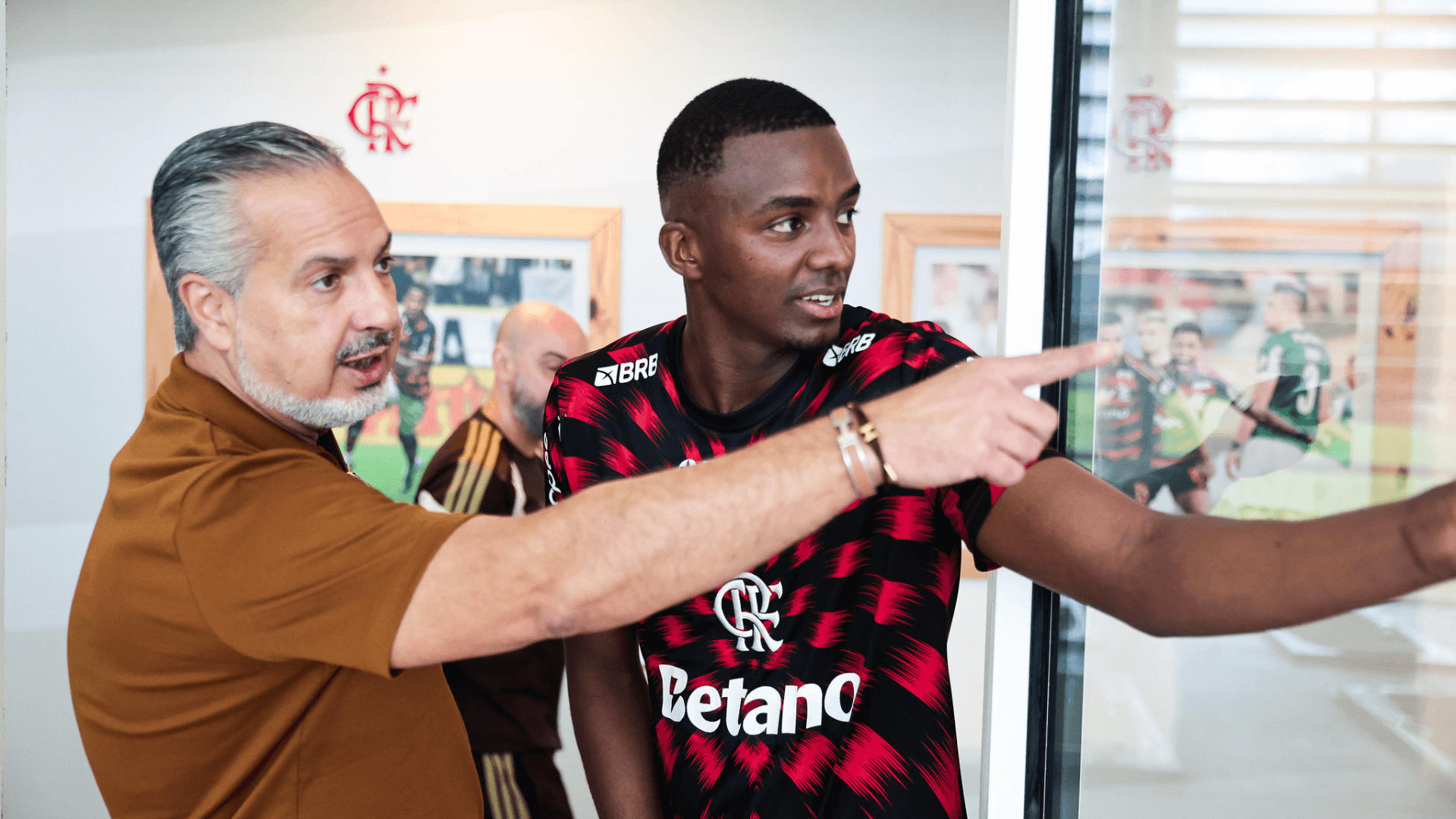 Diretor do Flamengo vai a Argentina e manda recado a estafe de Almada - QTU Questões do Universo
