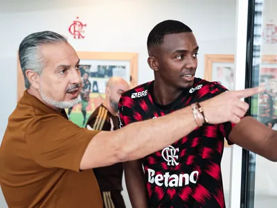 Diretor do Flamengo vai a Argentina e manda recado a estafe de Almada