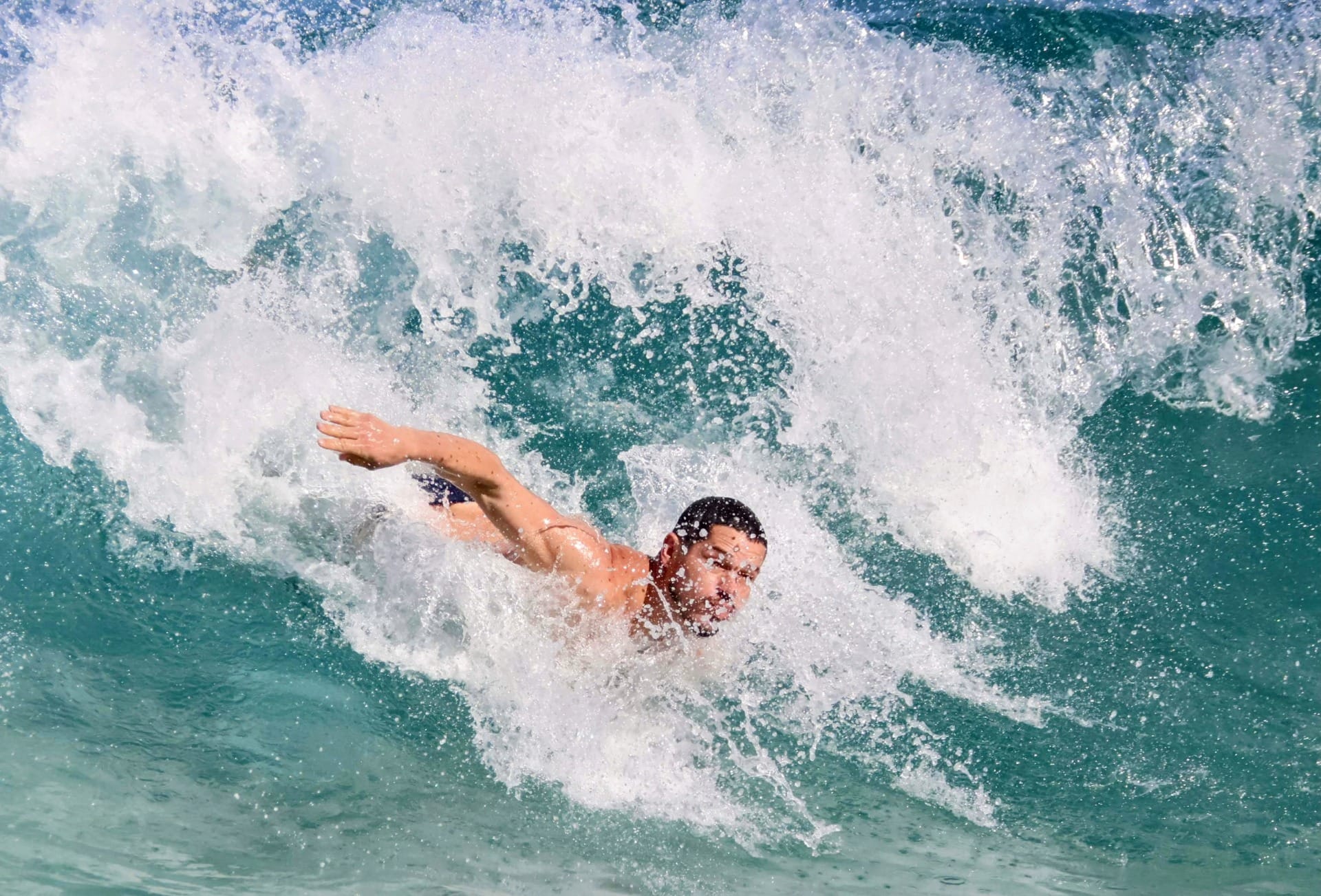 José Loreto curte terça-feira (4) de praia e exibe boa forma; veja fotos