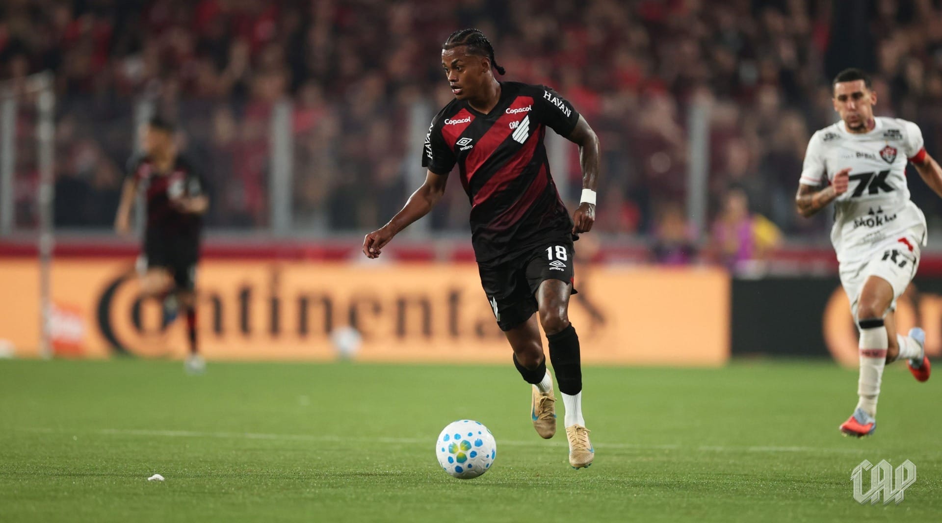 Odair Hellmann analisa estreia de Kerwin Vargas pelo Athletico