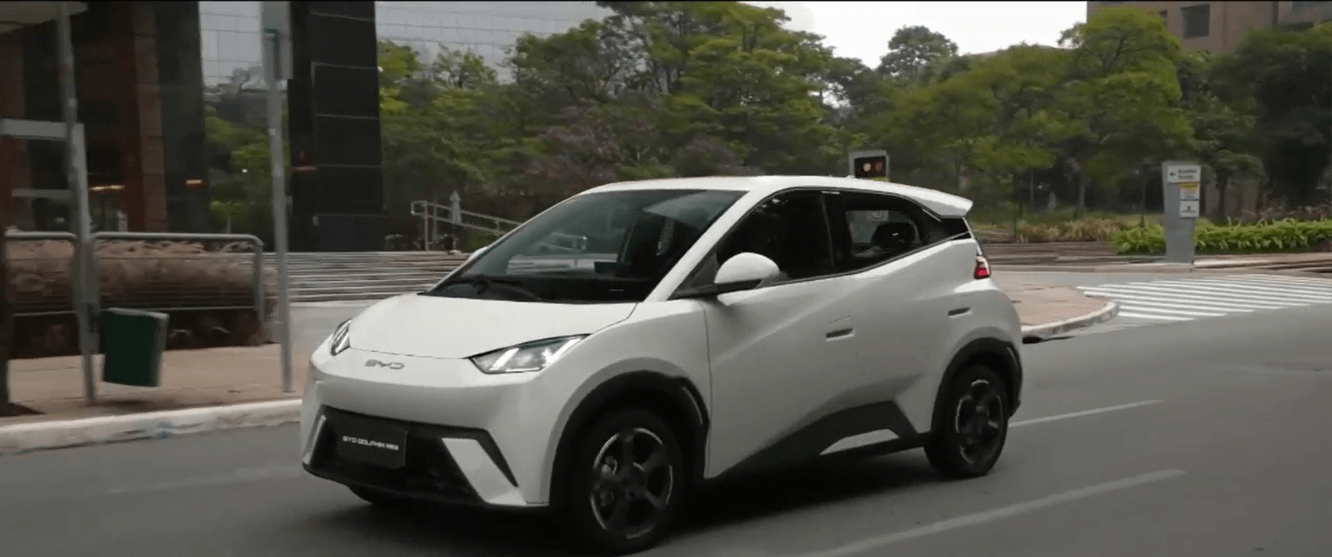 Vendas de carros elétricos batem recorde e pressionam infraestrutura urbana - QTU Questões do Universo