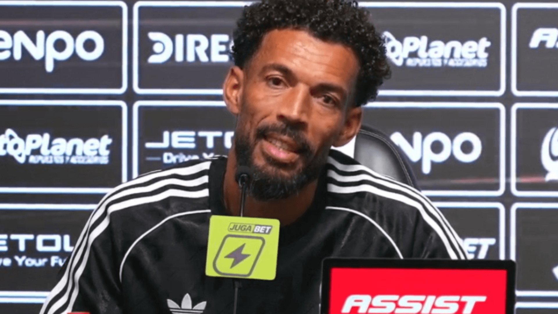 Vozinha cita Valdivia, ex-Palmeiras, durante apresentação no Colo-Colo