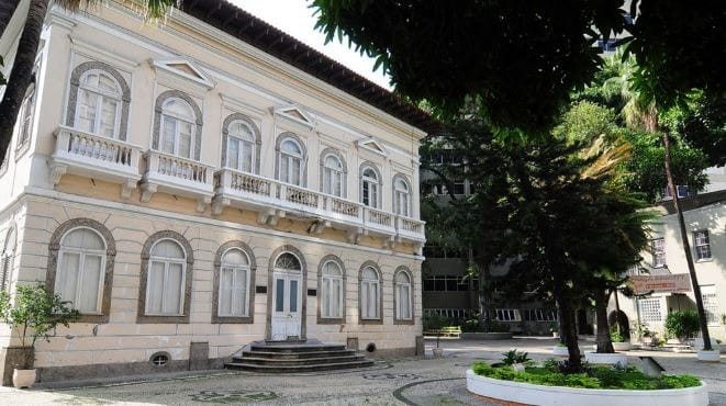 MP pede suspensão de obra após corte de árvores no antigo Colégio Bennett - QTU Questões do Universo